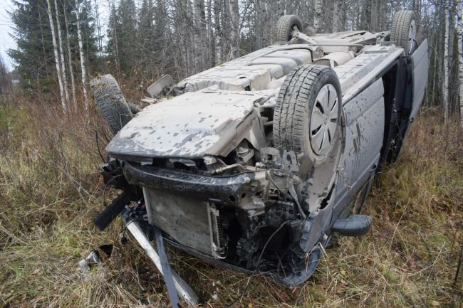 На автодороге Ухта - Сосногорск столкнулись Kia Rio и Volkswagen Transporter